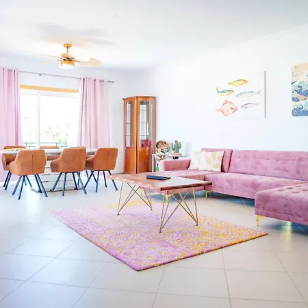The Lazy Sunbathers Apartment *